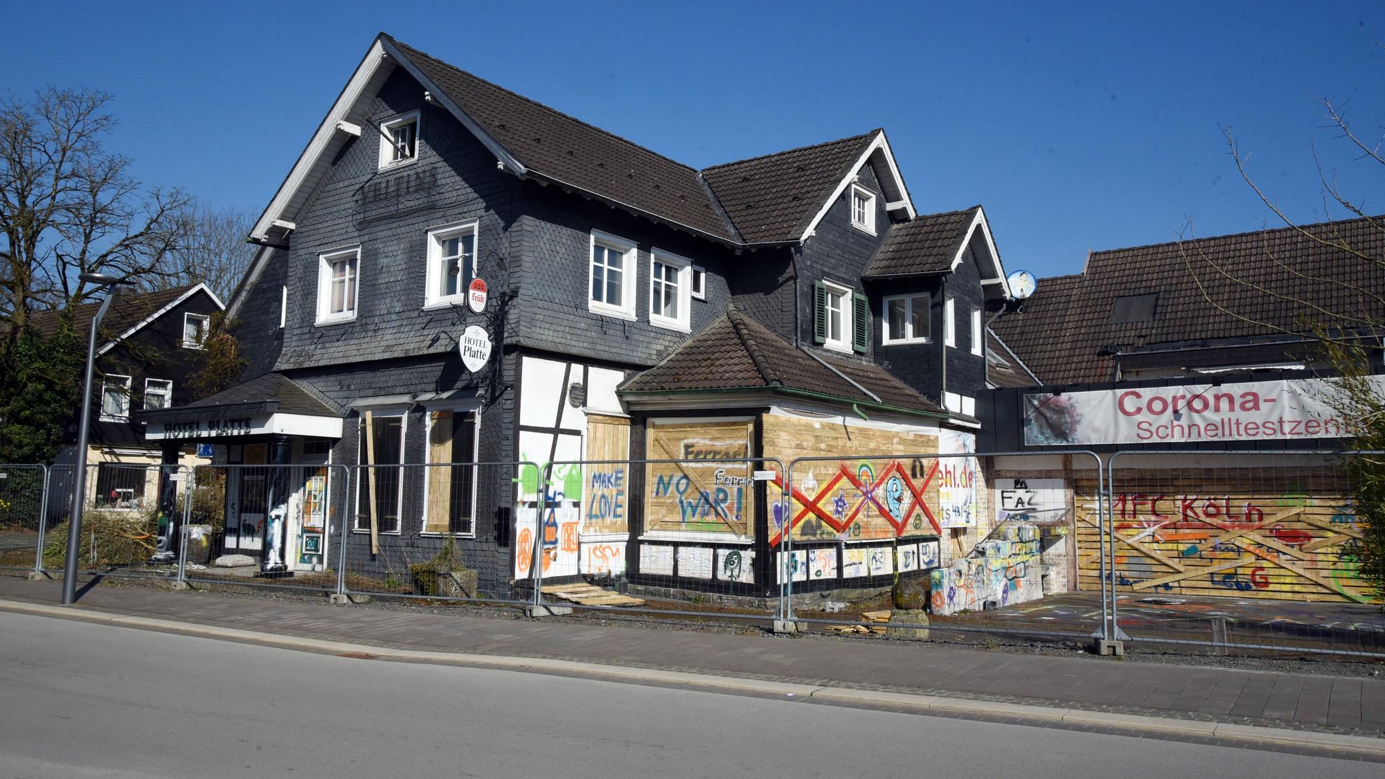 Ein mit Graffiti beschmiertes Haus.