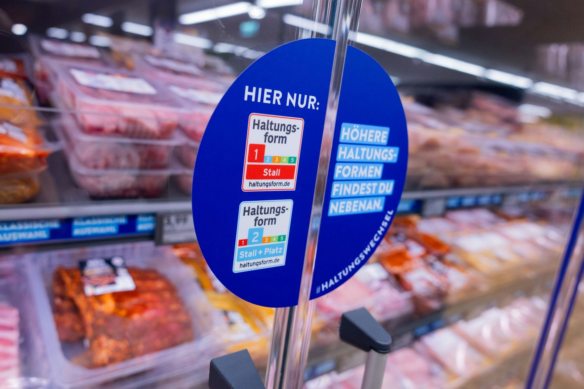Bis 2030 wollen die großen Ketten ihr Angebot umstellen: Eigenmarken-Fleisch aus Haltungsformen 1 und 2 soll es dann kaum mehr geben.
