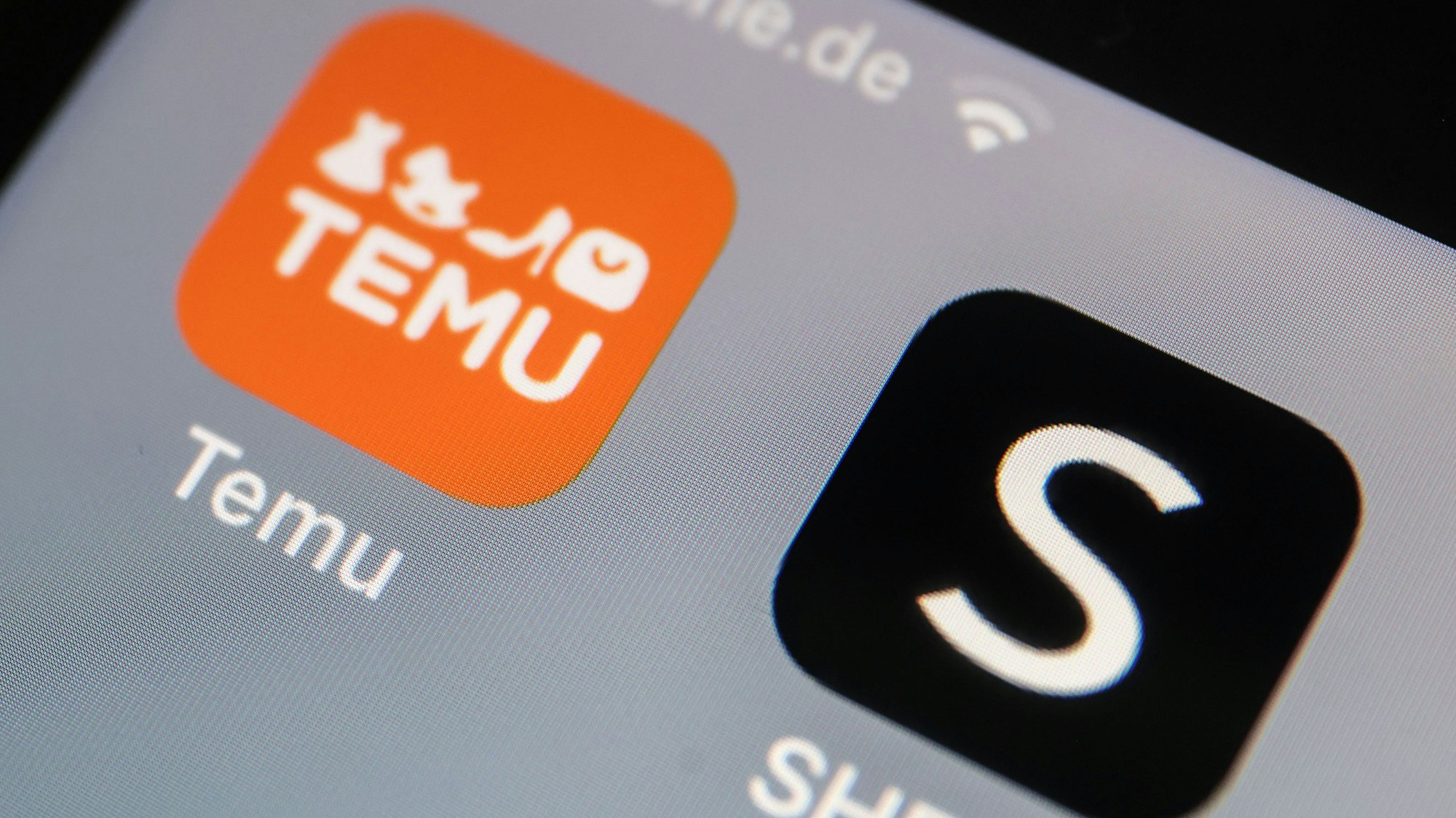Die Apps der Internethändler Temu und Shein sind auf dem Display eines Smartphones zu sehen. (zu dpa: «EU-Kommission erwägt bis zu zwei Euro Abgabe für Temu-Pakete») Foto: Oliver Berg/dpa