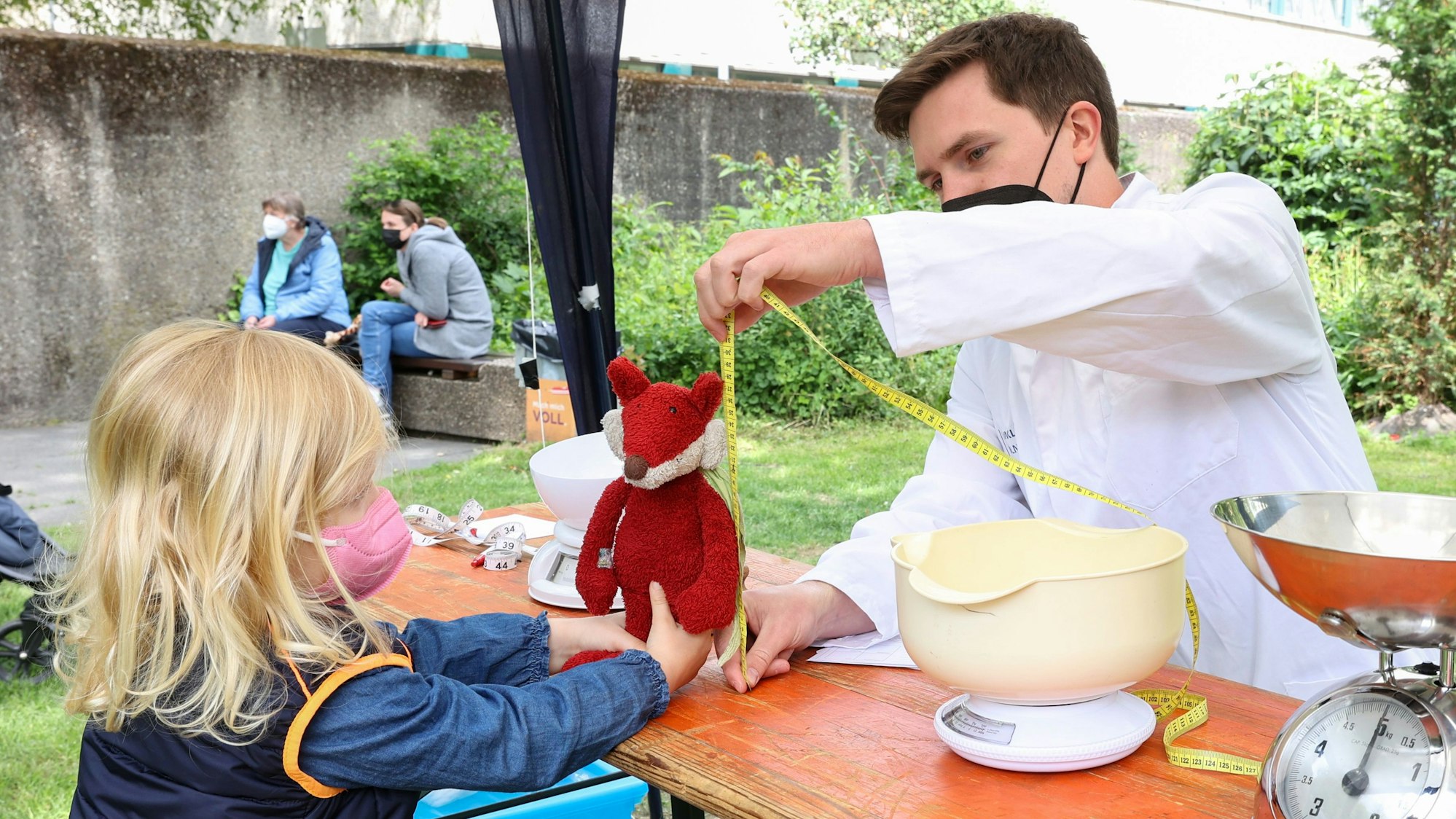 Marie (3) bringt den Fuchs Ole zur Vorsorge-Untersuchung.