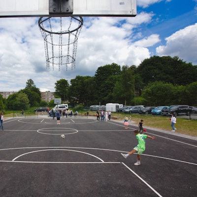 Für viele Sportarten geeignet ist das neue Kleinspielfeld mitten im Waldbröler Stadtteil Eichen. Jetzt wurde die Anlage an der Mecklenburger Straße eingeweiht.