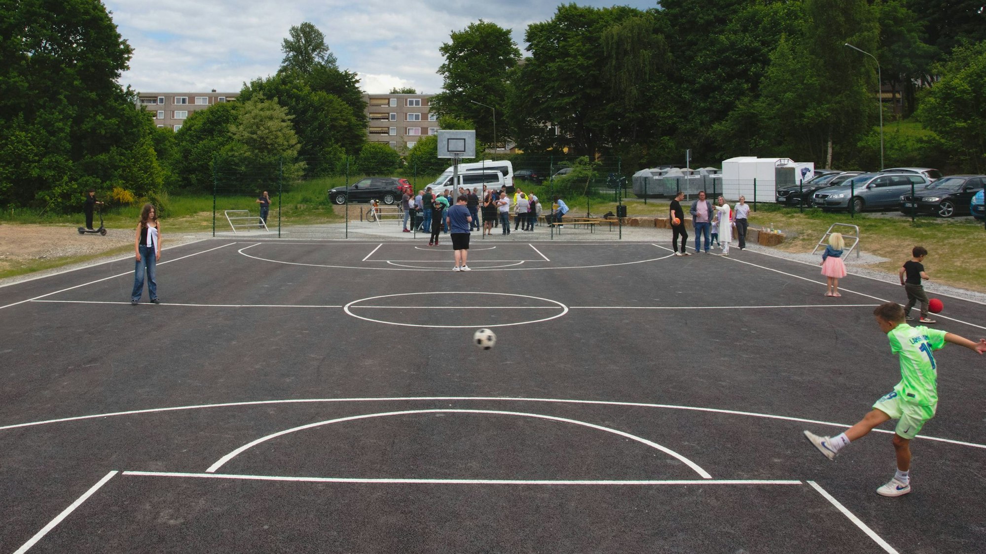 Für viele Sportarten geeignet ist das neue Kleinspielfeld mitten im Waldbröler Stadtteil Eichen. Jetzt wurde die Anlage an der Mecklenburger Straße eingeweiht.