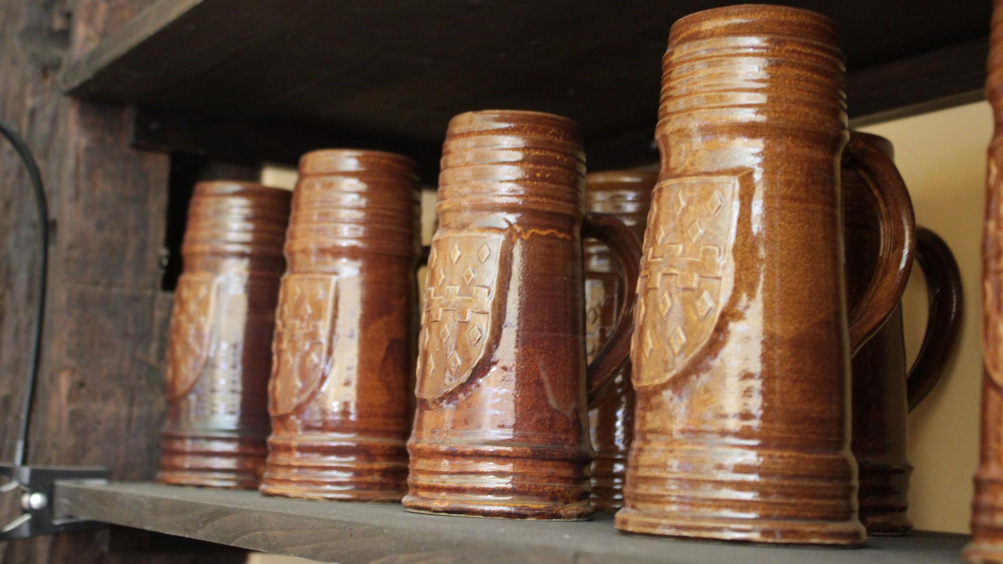 Ein Set an Bierkrügen, Tassen und Töpfen mit dem Wappen der Familie von Markelsbach haben Melchior und Prahl im Töpfereimuseum Langerwehe anfertigen lassen.