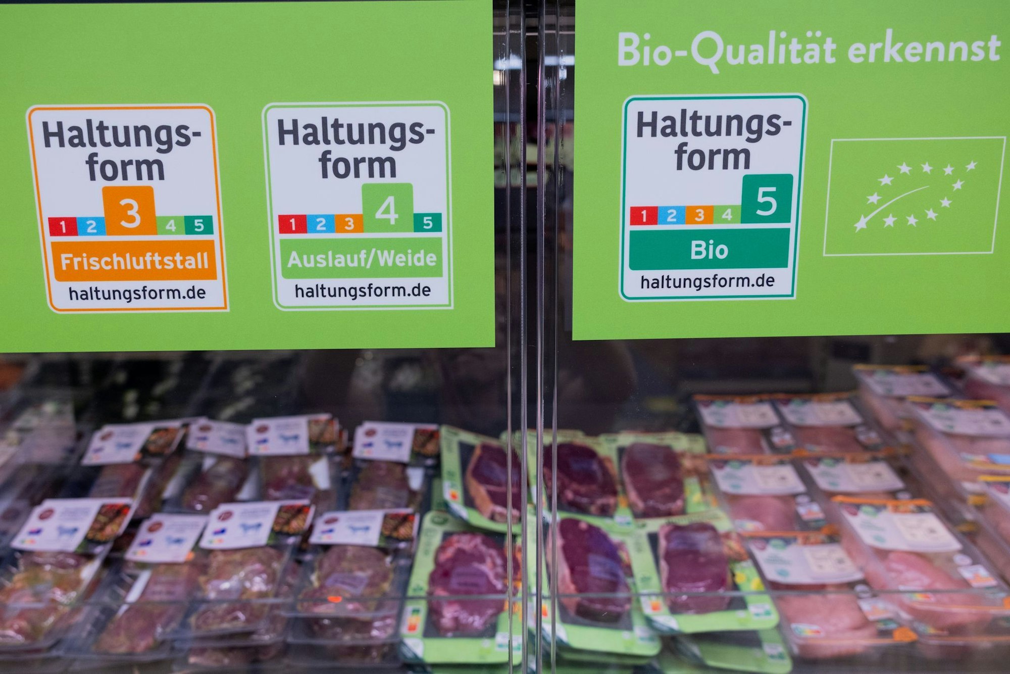 Die Kühlung ist künftig in Farbsegmente unterteilt: Im grünen Bereich gibt es Ware aus höheren Haltungsformen - und Hackfleisch.