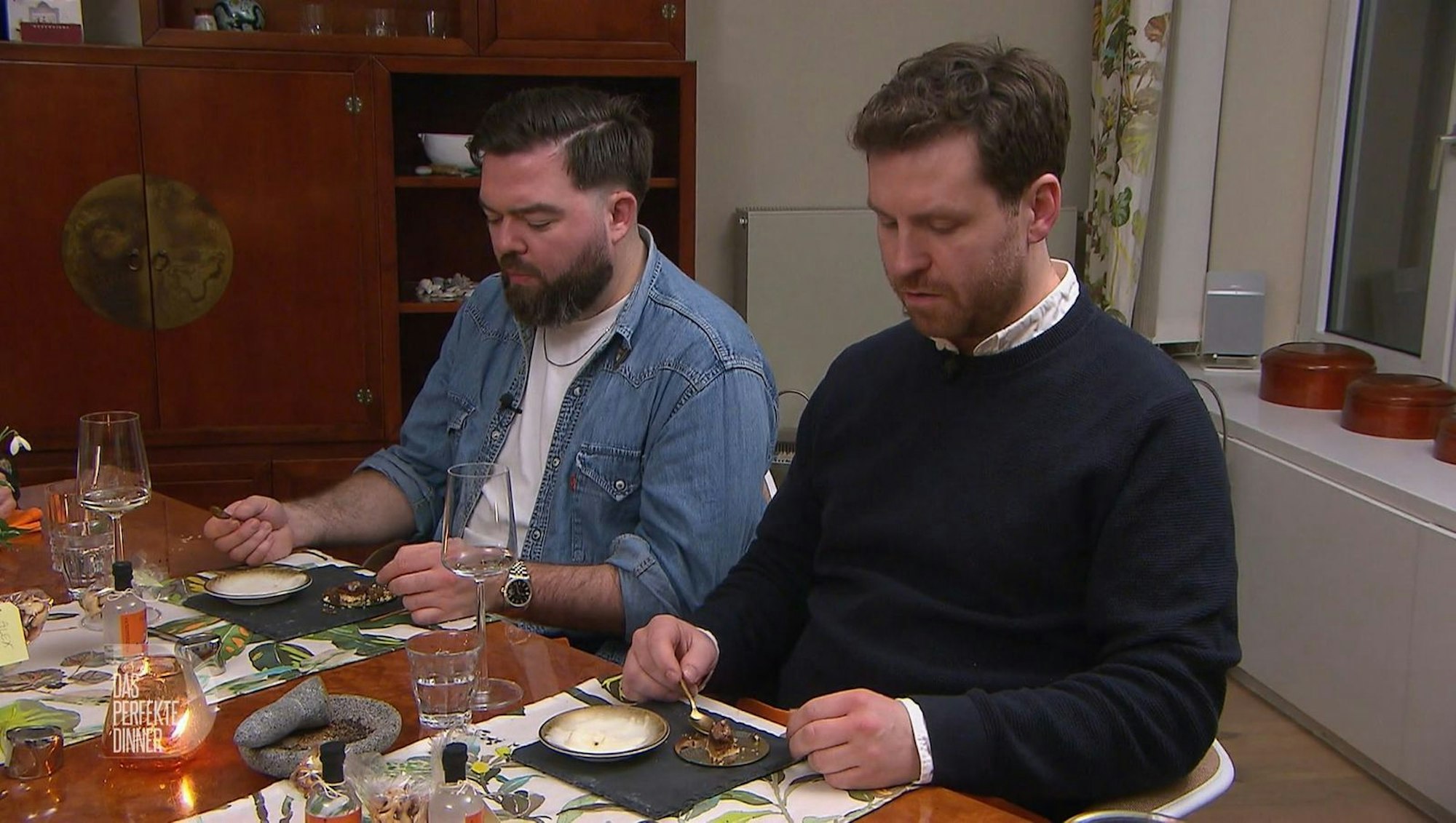 Matthi (rechts) und Pelzi löffeln andächtig ihr Dessert. (Bild: RTL)