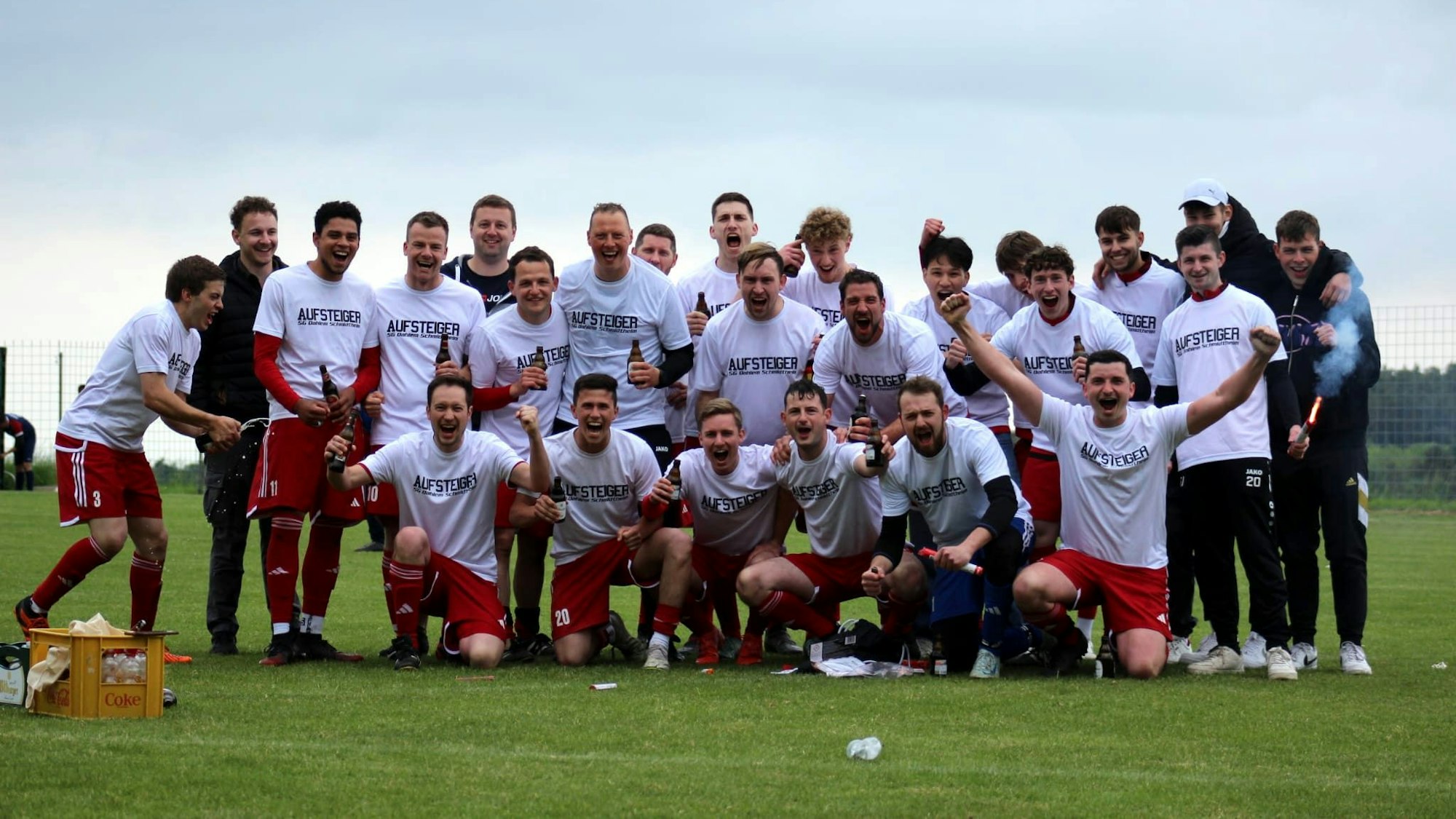 Spieler der SG Dahlem-Schmidtheim II jubeln über den Aufstieg.
