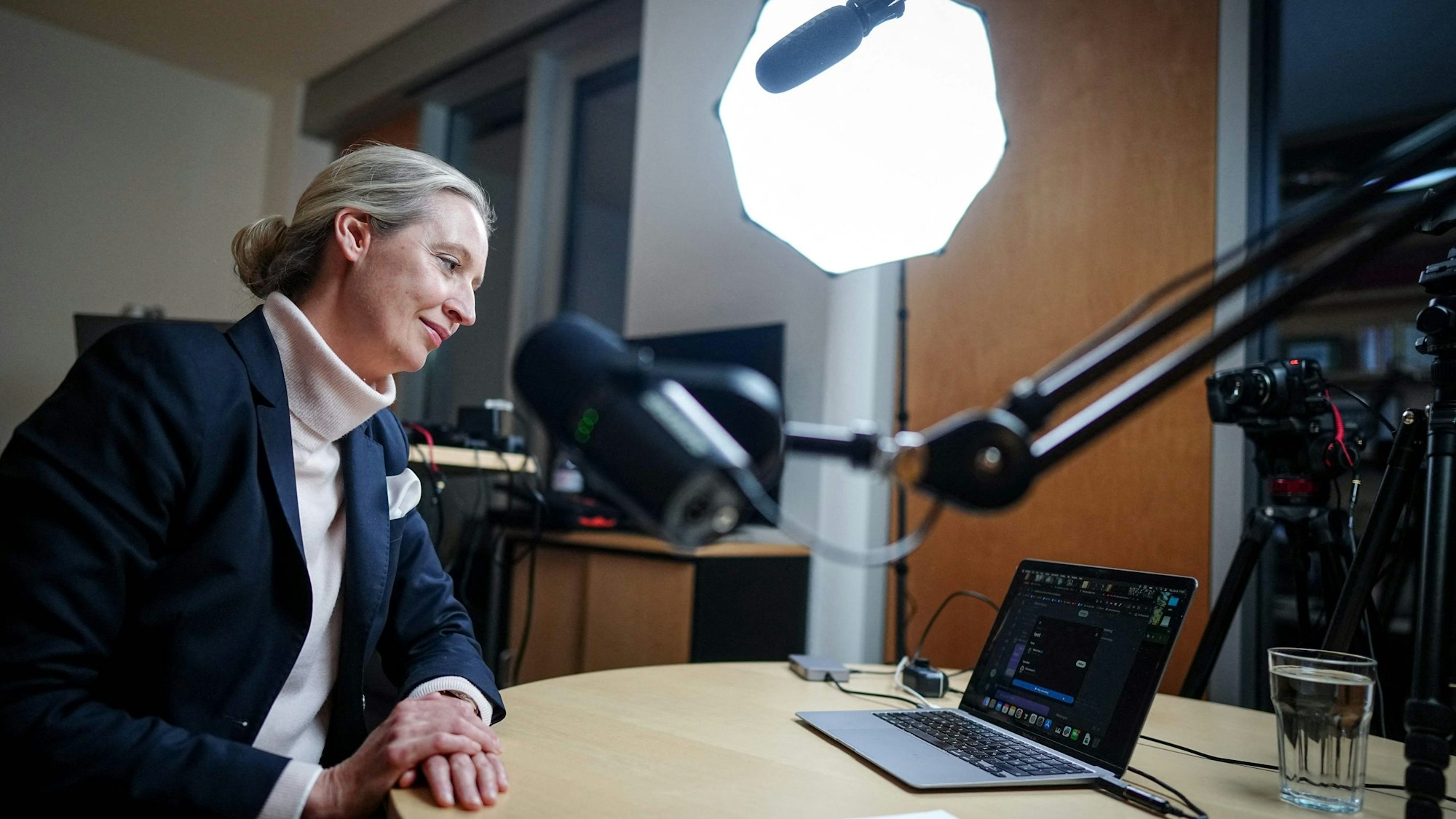 In einem Talk mit dem US-Tech-Milliardär Elon Musk auf dessen Plattform X behauptete AfD-Co-Chefin Alice Weidel im Januar, Adolf Hitler sei eigentlich kein Rechter gewesen, sondern ein Kommunist.