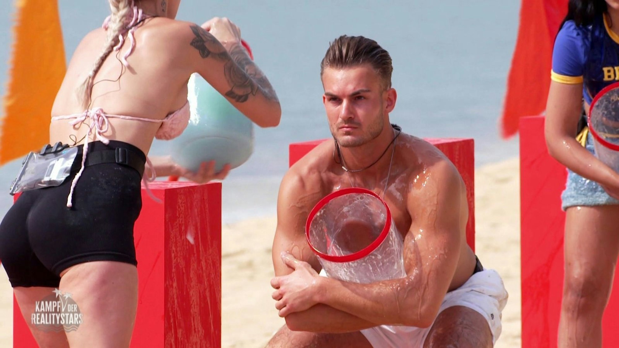Beim Safety-Spiel musste man sich erst mit Schleim vollglibbern, dann ging's um Matheaufgaben. (Bild: RTLZWEI)