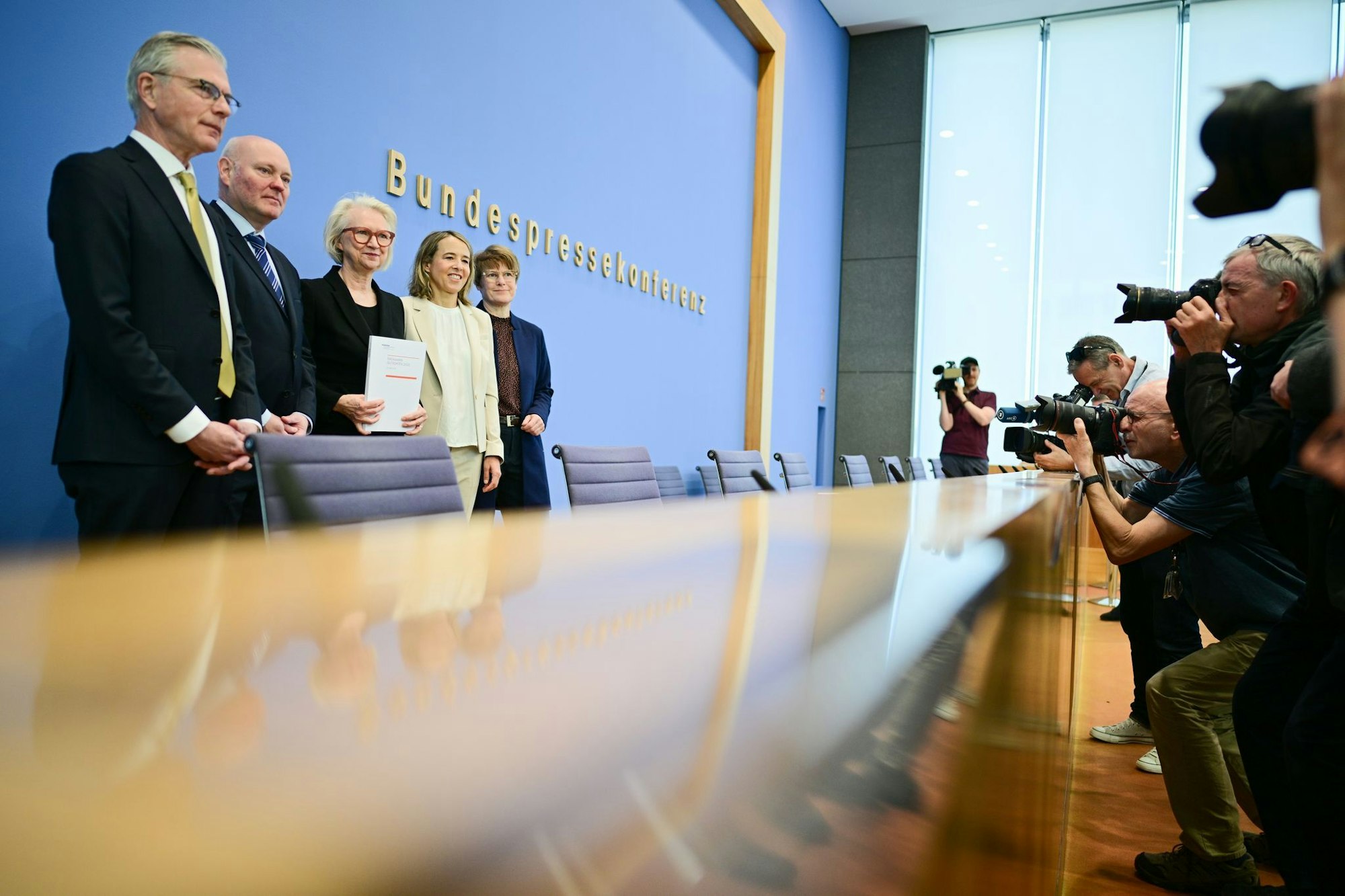 Die Wirtschaftsweisen Martin Werding (v.l.), Achim Truger, Monika Schnitzer (Vorsitzende), Ulrike Malmendier und Veronika Grimm haben keine guten Nachrichten für die Regierung.