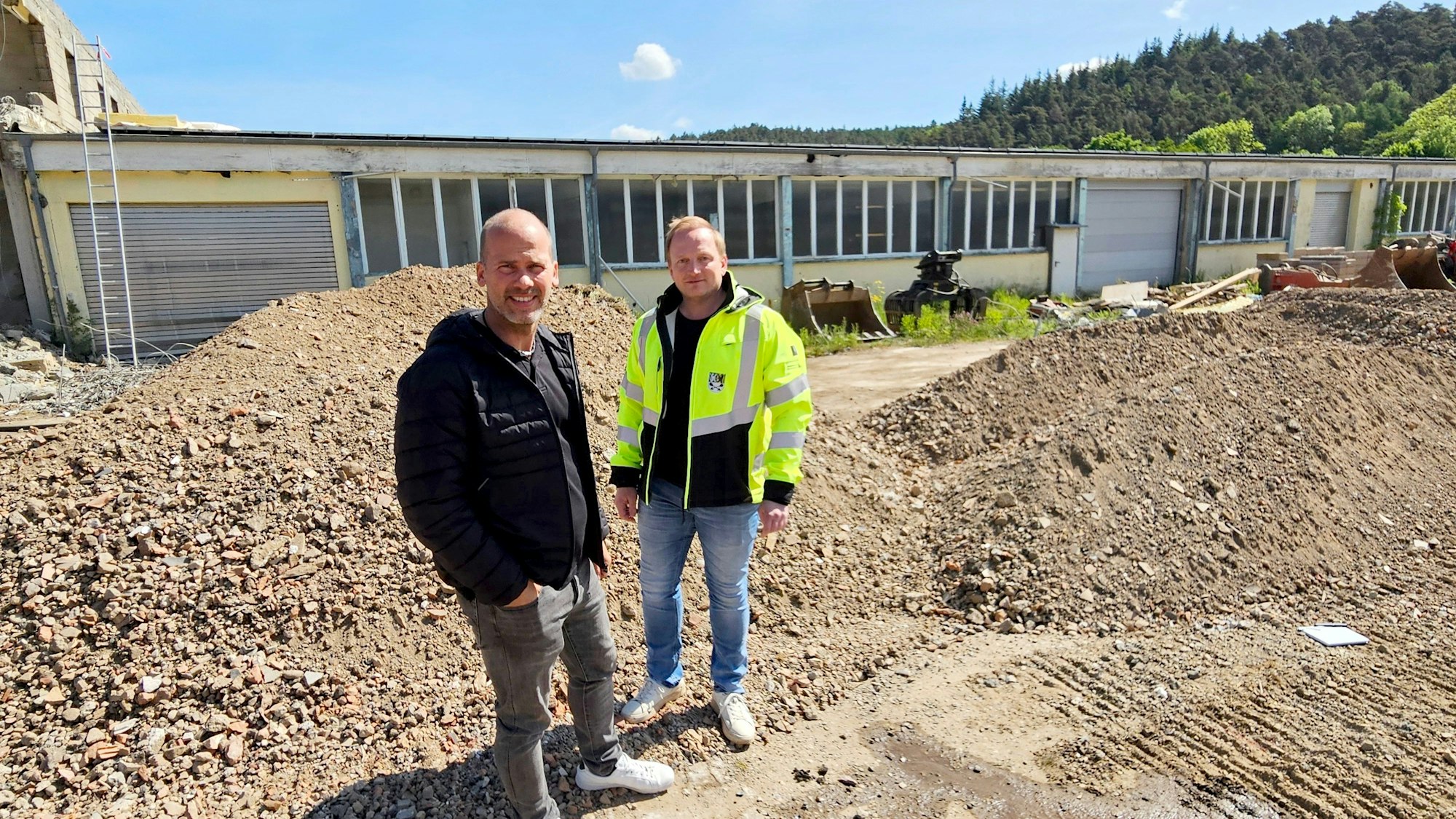 Markus Auel (l.) und Stefan Etten stehen vor den alten Hallen.