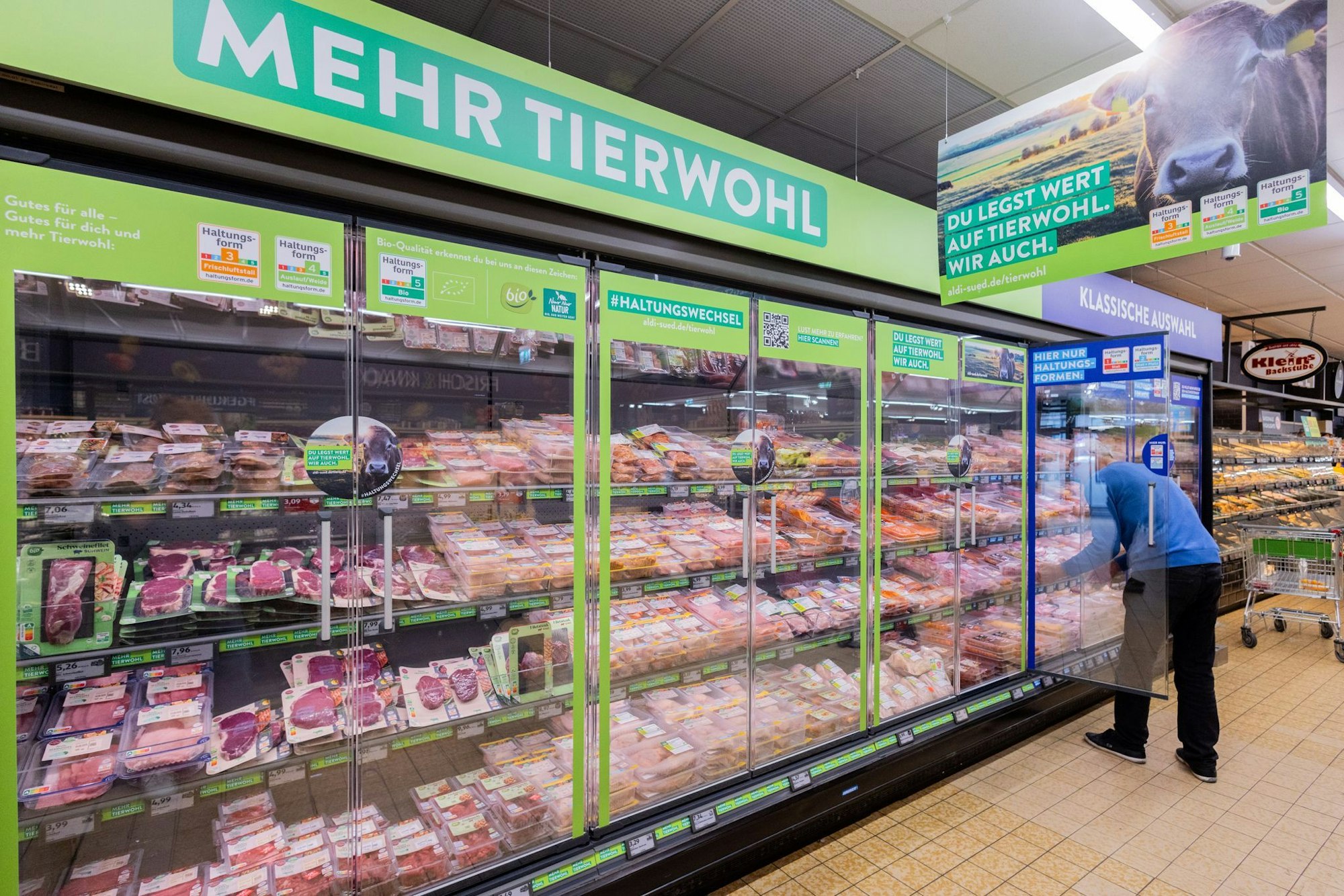 Der Lebensmitteldiscounter Aldi Süd ordnet seine Kühltheken für Frischfleisch neu.