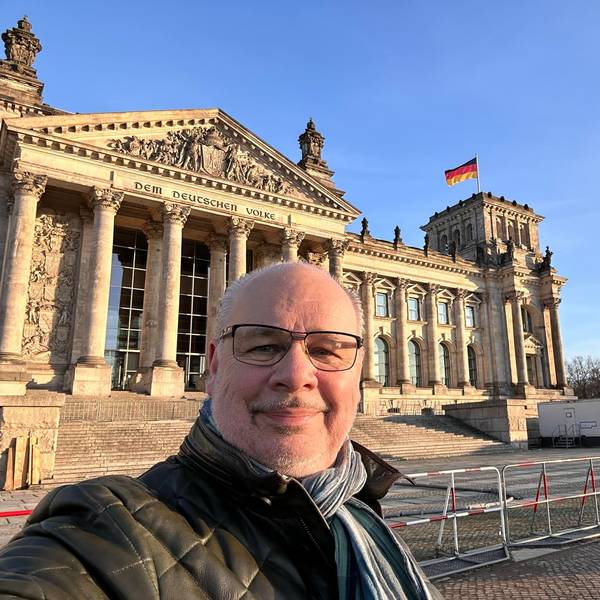 Dr. Georg Kippels vor dem Reichstagsgebäude in Berlin.