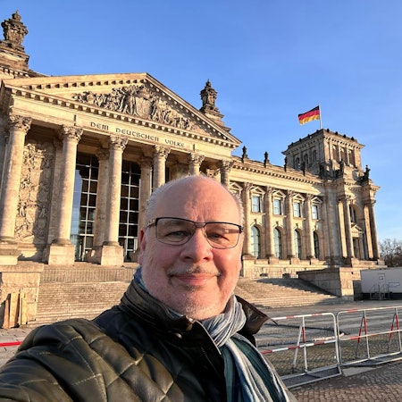 Dr. Georg Kippels vor dem Reichstagsgebäude in Berlin.