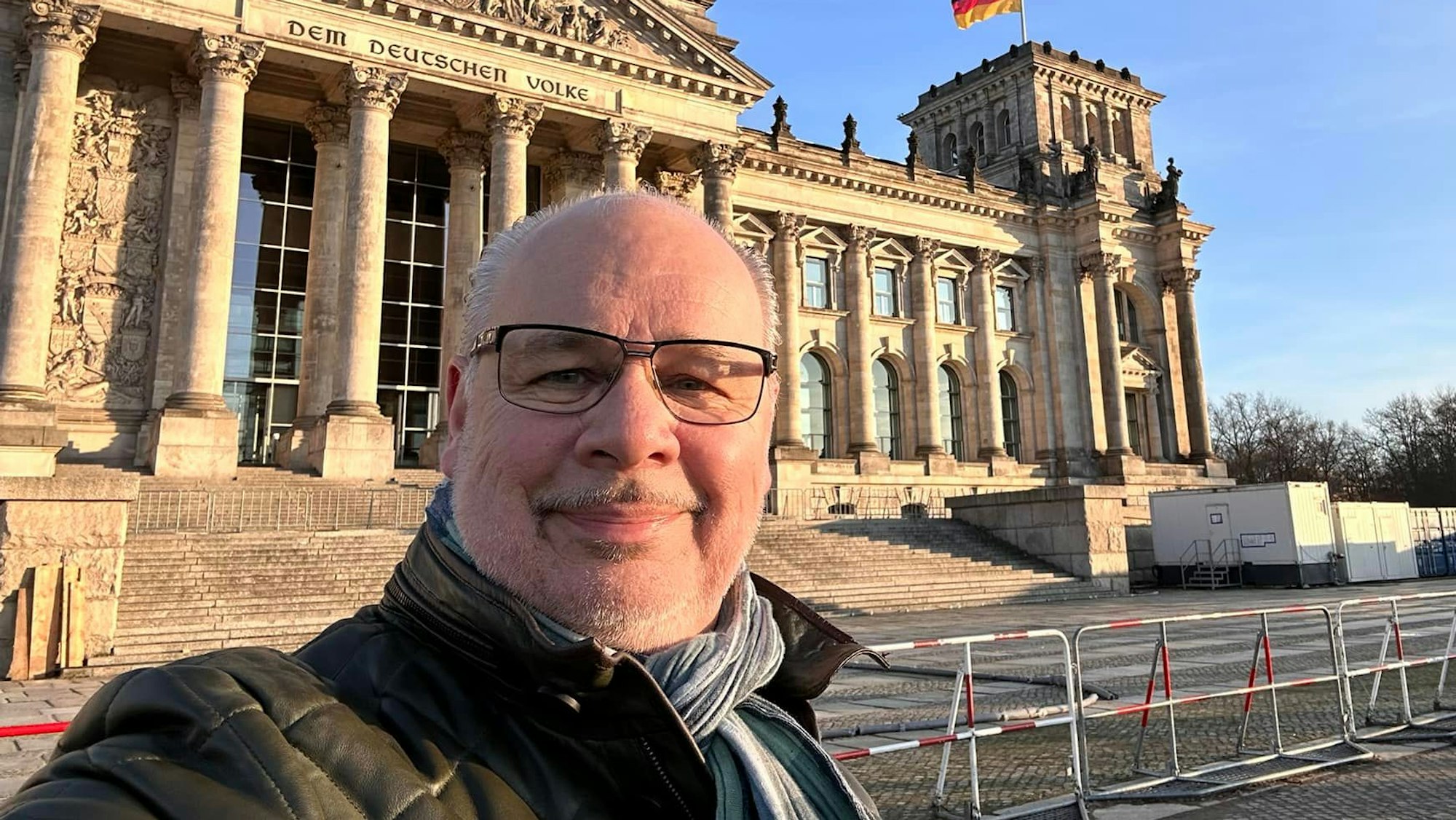 Dr. Georg Kippels vor dem Reichstagsgebäude in Berlin.