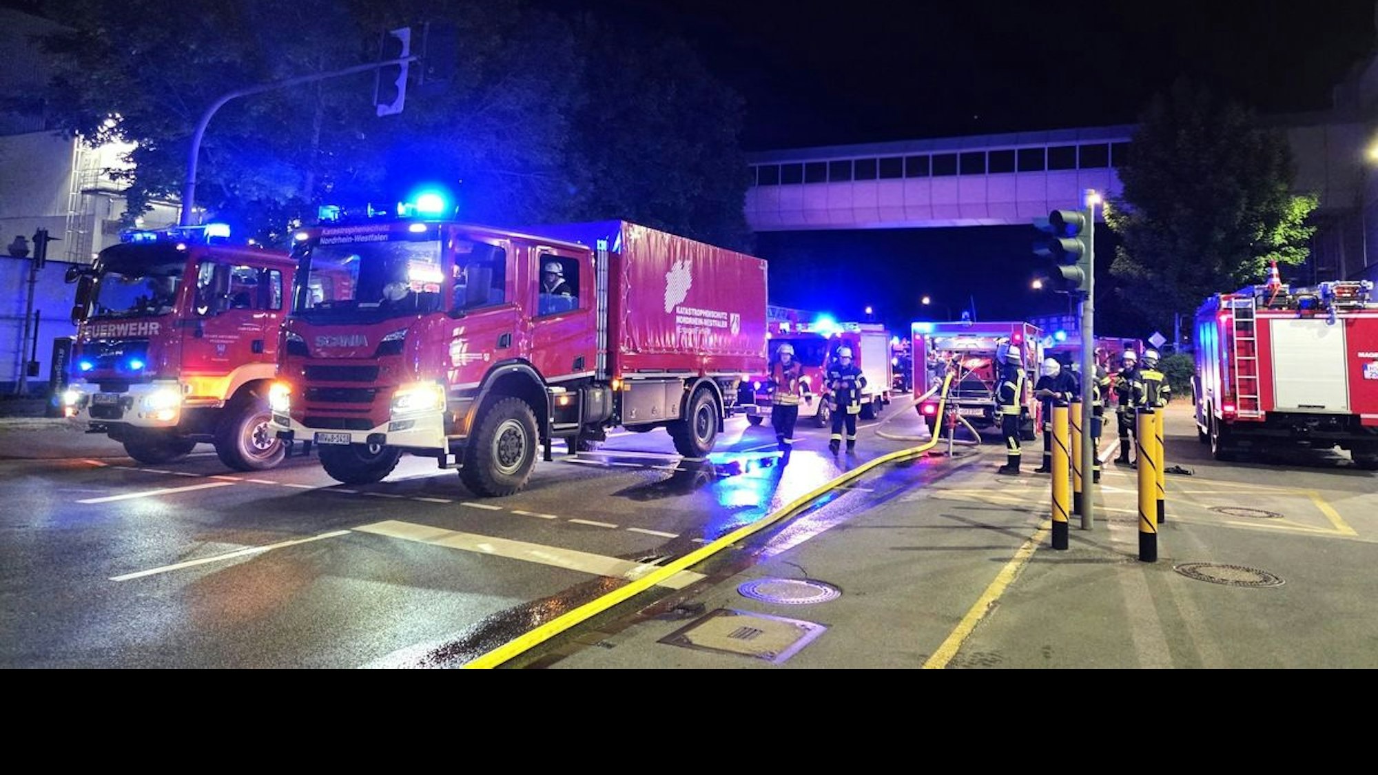 Großeinsatz der Feuerwehr Arnsberg nach einem Chemieunfall in einer Produktionsanlage für Hygienepapier