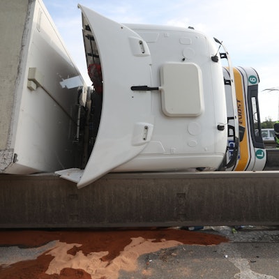 Auf der A4 in Köln ist am Mittwochmorgen (21. Mai 2025) ein Lastwagen umgekippt.