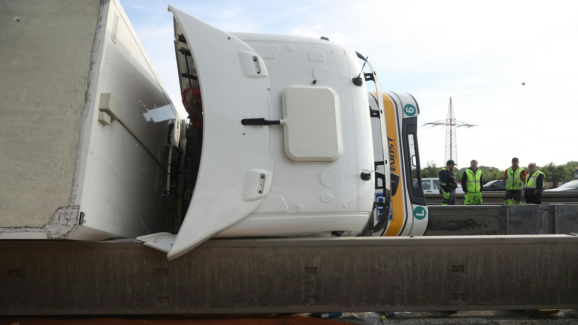 Auf der A4 in Köln ist am Mittwochmorgen (21. Mai 2025) ein Lastwagen umgekippt.