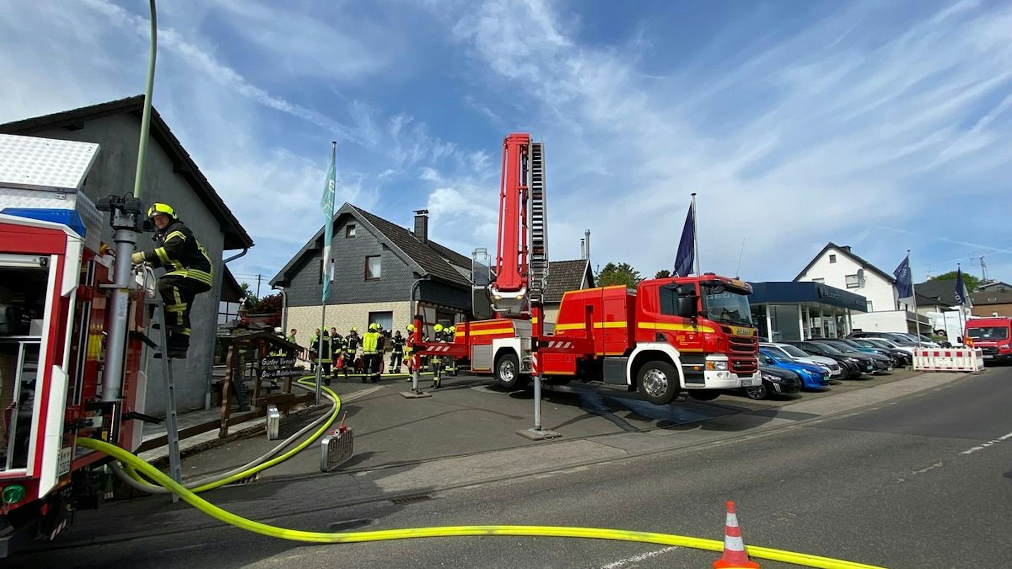 Die Feuerwehr Nideggen bei einem Einsatz zur Bekämpfung eines Brandes in der Absauganlage einer Schreinerei in Nideggen-Schmidt
