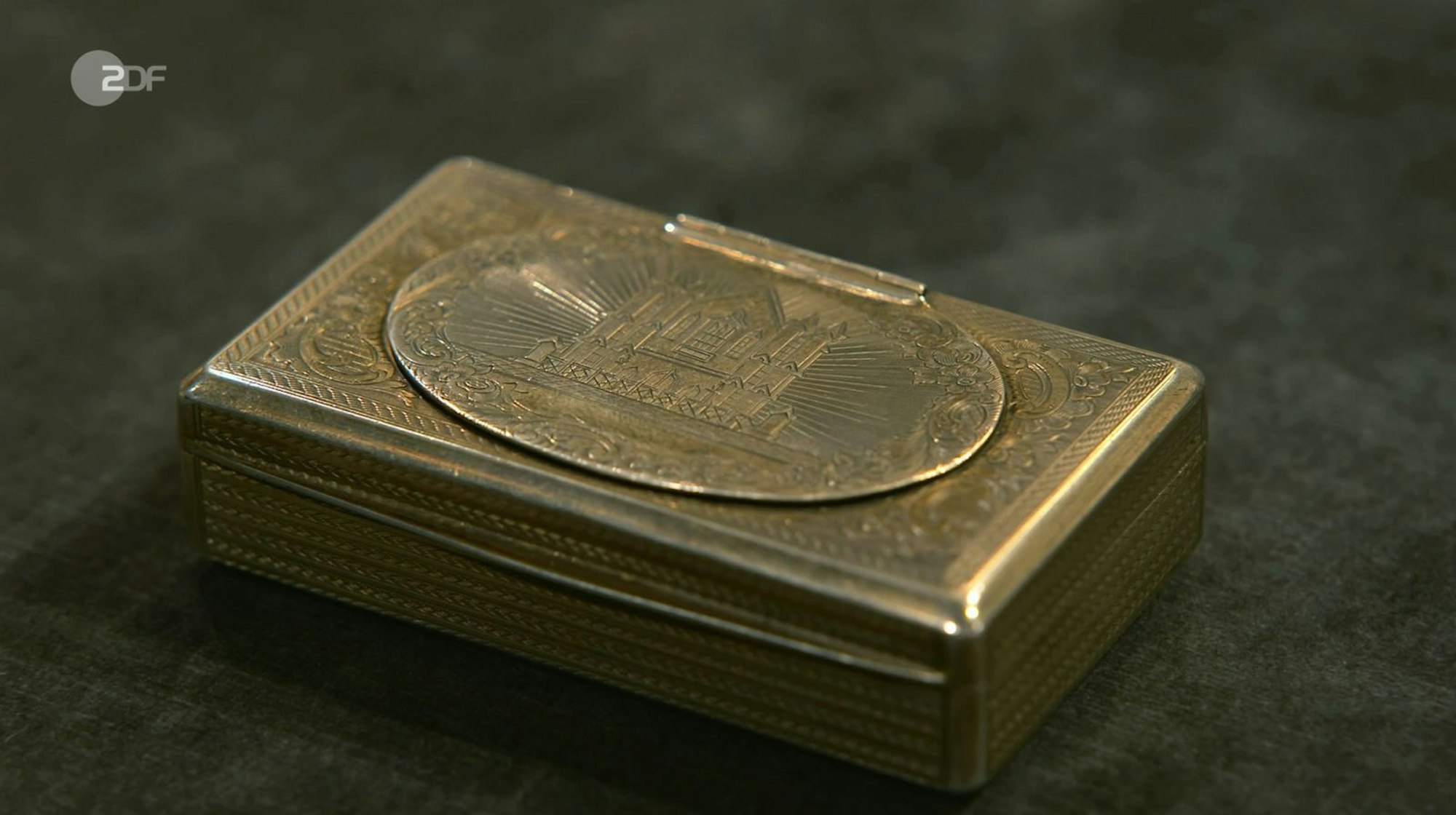 Laut Expertise war das kleine Objekt üppig mit Ornamentik dekoriert. Blüten, Zierbänder und Rocaillen wurden mit der mechanischen Technik des Guilloché angebracht. (Bild: ZDF)