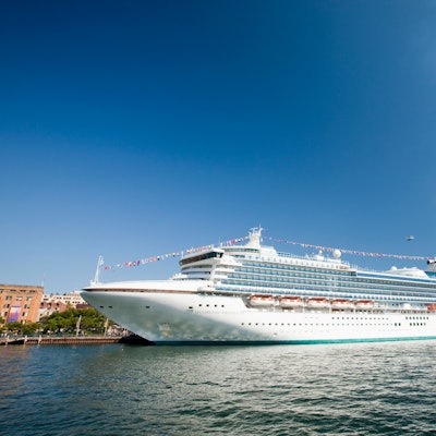 Das Kreuzfahrtschiff Diamond Princess im Hafen von Sydney mit der Harbour Bridge, Australien.