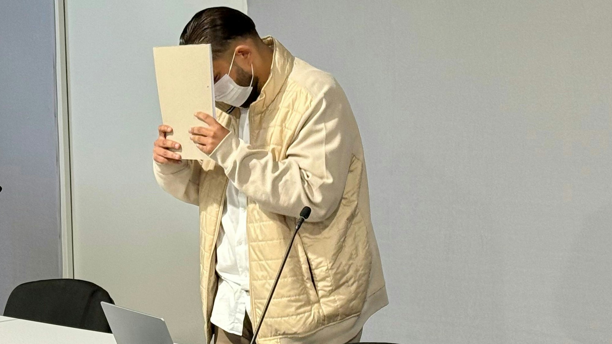 Der Angeklagte Raphael K. vor Gericht.