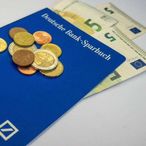 Deutsche Bank Sparbuch und EURO Geldscheine und Münzen *** Deutsche Bank passbook and EURO banknotes and coins