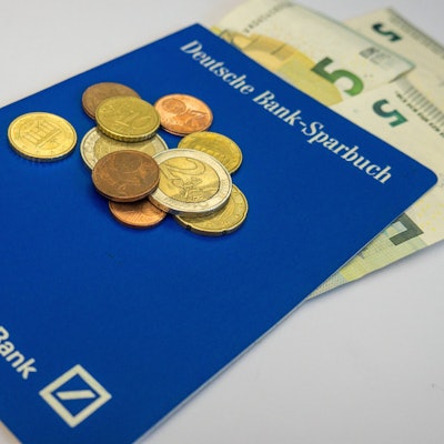Deutsche Bank Sparbuch und EURO Geldscheine und Münzen *** Deutsche Bank passbook and EURO banknotes and coins