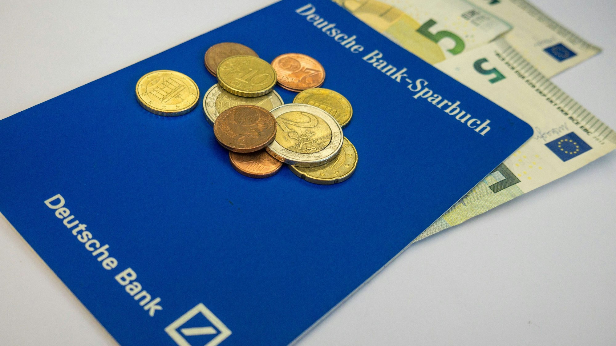 Deutsche Bank Sparbuch und EURO Geldscheine und Münzen *** Deutsche Bank passbook and EURO banknotes and coins