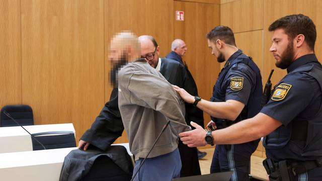 Der„ Low-Level-Agent“ Dieter S. (l) im Mai 2025 beim Prozessauftakt in München. Der Deutsch-Russe soll militärische Infrastruktur für Russland ausgespäht haben.
