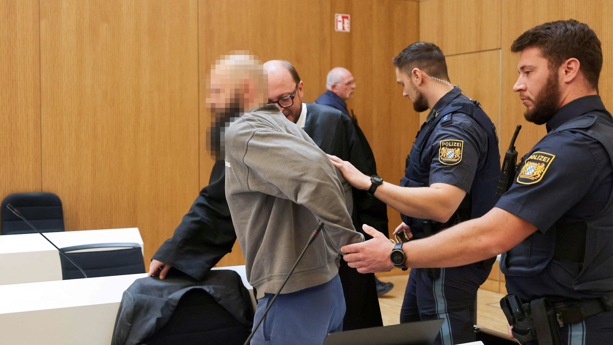 Der„ Low-Level-Agent“ Dieter S. (l) im Mai 2025 beim Prozessauftakt in München. Der Deutsch-Russe soll militärische Infrastruktur für Russland ausgespäht haben.