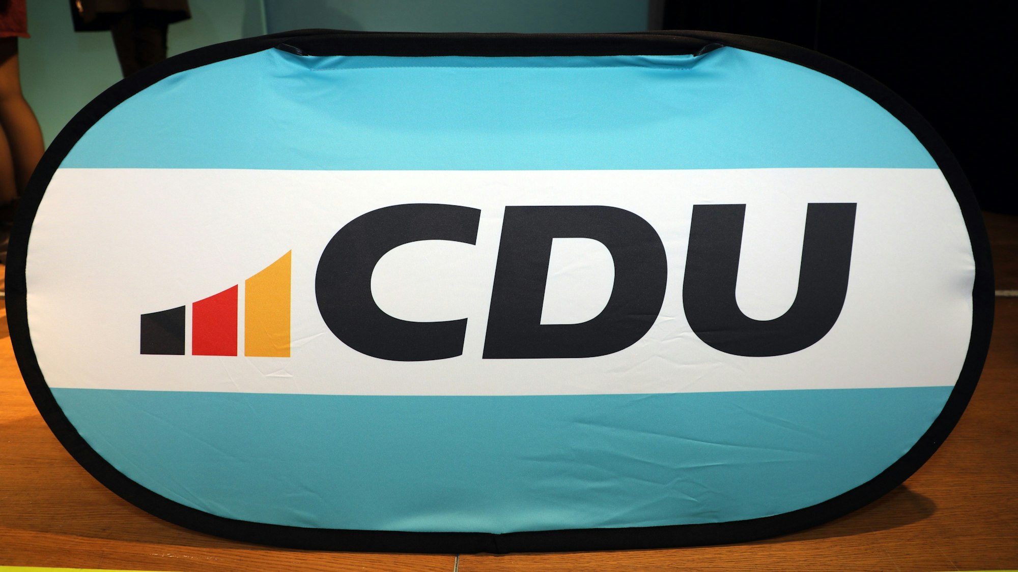 Auf einem Aufsteller ist das Logo der CDU aufgedruckt.