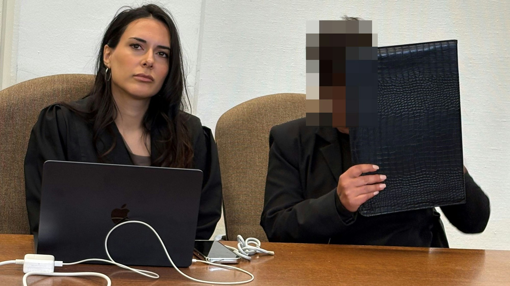 Die Angeklagte mit Verteidigerin Pantea Farahzadi beim Prozessauftakt im Kölner Landgericht.