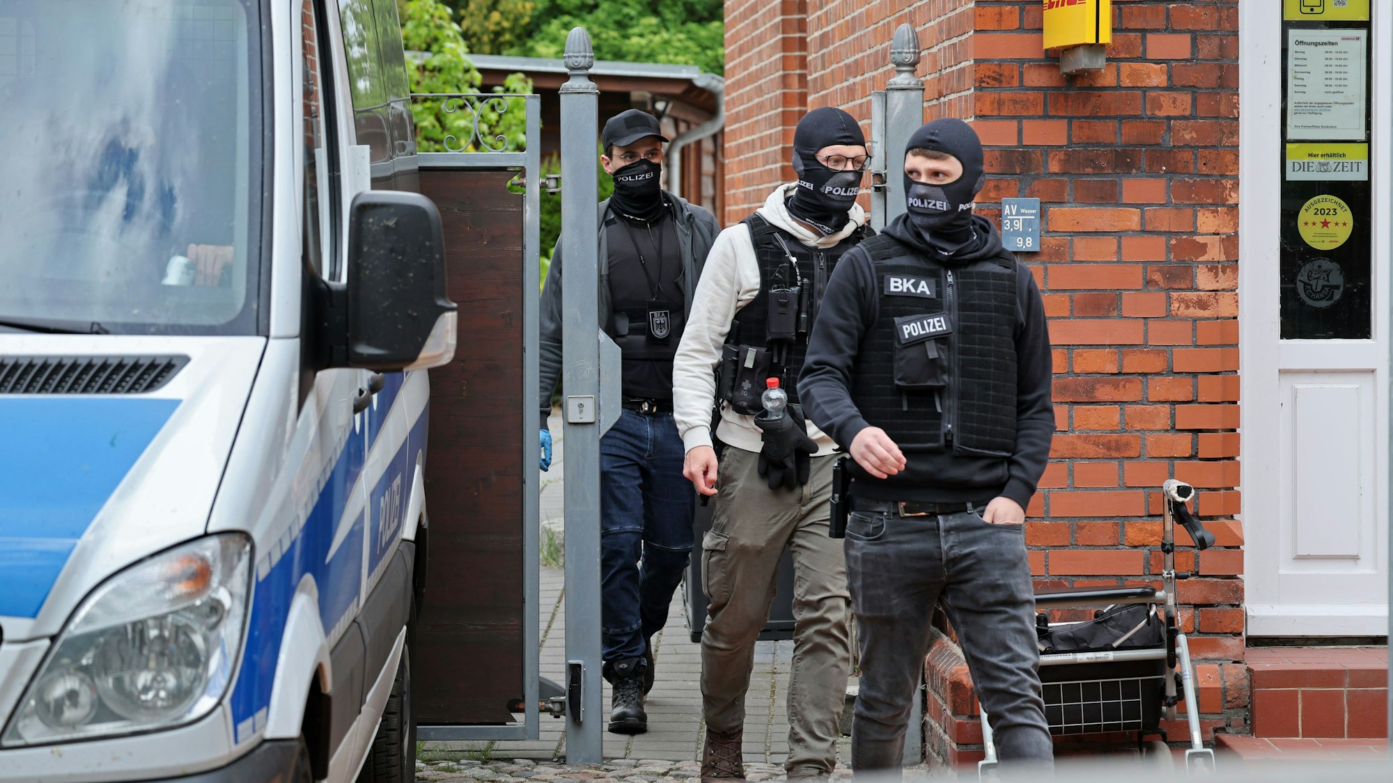 Mecklenburg-Vorpommern, Neubukow: Polizei durchsucht Räume im Gebäude "Altes Postamt". Der Generalbundesanwalt geht gegen junge Männer vor, die einer mutmaßlichen rechtsextremen Terrorzelle angehören sollen.