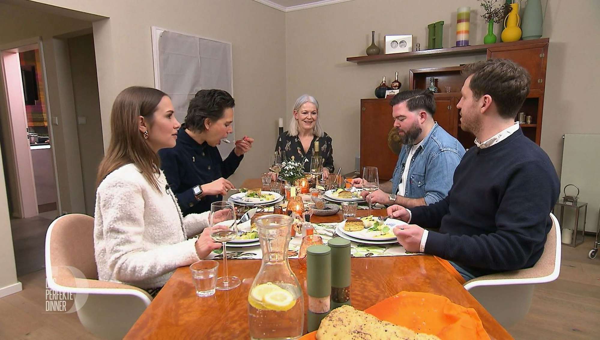 An Tag 3 in Hamburg trifft sich die „Dinner“-Runde bei Heike in Blankenese. (Bild: RTL)