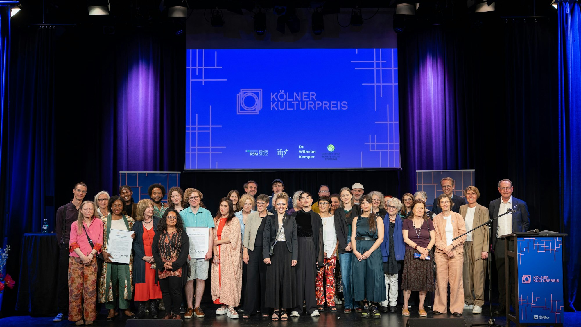 Alle Preisträgerinnen und Preisträger des Kölner Kulturpreises, sowie die Jury, der Vorstand des Kulturrats und Moderatorin Bettina Böttinger.