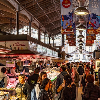 La Boqueria in Barcelona ist auch bei Touristen eine beliebte Markthalle.