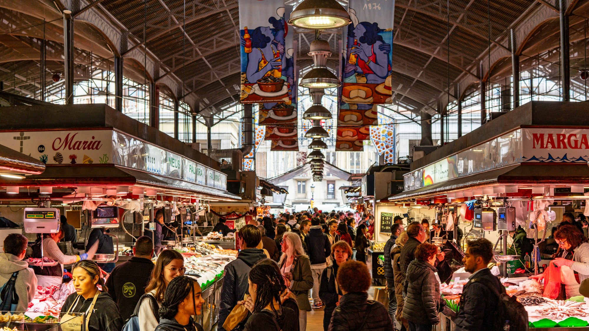 La Boqueria in Barcelona ist auch bei Touristen eine beliebte Markthalle.