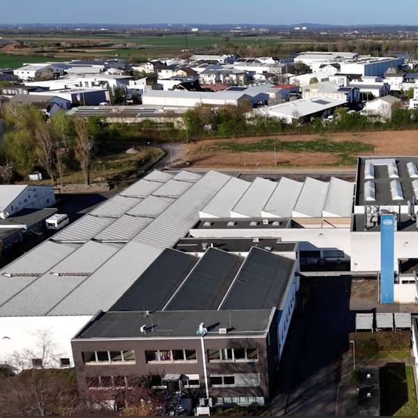 Die Stadtentwicklungsgesellschaft (SEG) Niederkassel hat die ehemaligen Lemo-Hallen in Mondorf übernommen. Die ehemalige Industrieimmobilie soll künftig Platz für Büroflächen und Produktion bietet. geplant sind aber auch die "Lemo-Kulturhallen" als Eventlocation.
