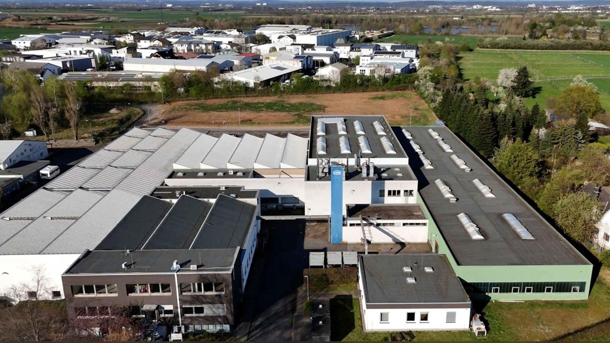 Die Stadtentwicklungsgesellschaft (SEG) Niederkassel hat die ehemaligen Lemo-Hallen in Mondorf übernommen. Die ehemalige Industrieimmobilie soll künftig Platz für Büroflächen und Produktion bietet. geplant sind aber auch die "Lemo-Kulturhallen" als Eventlocation.