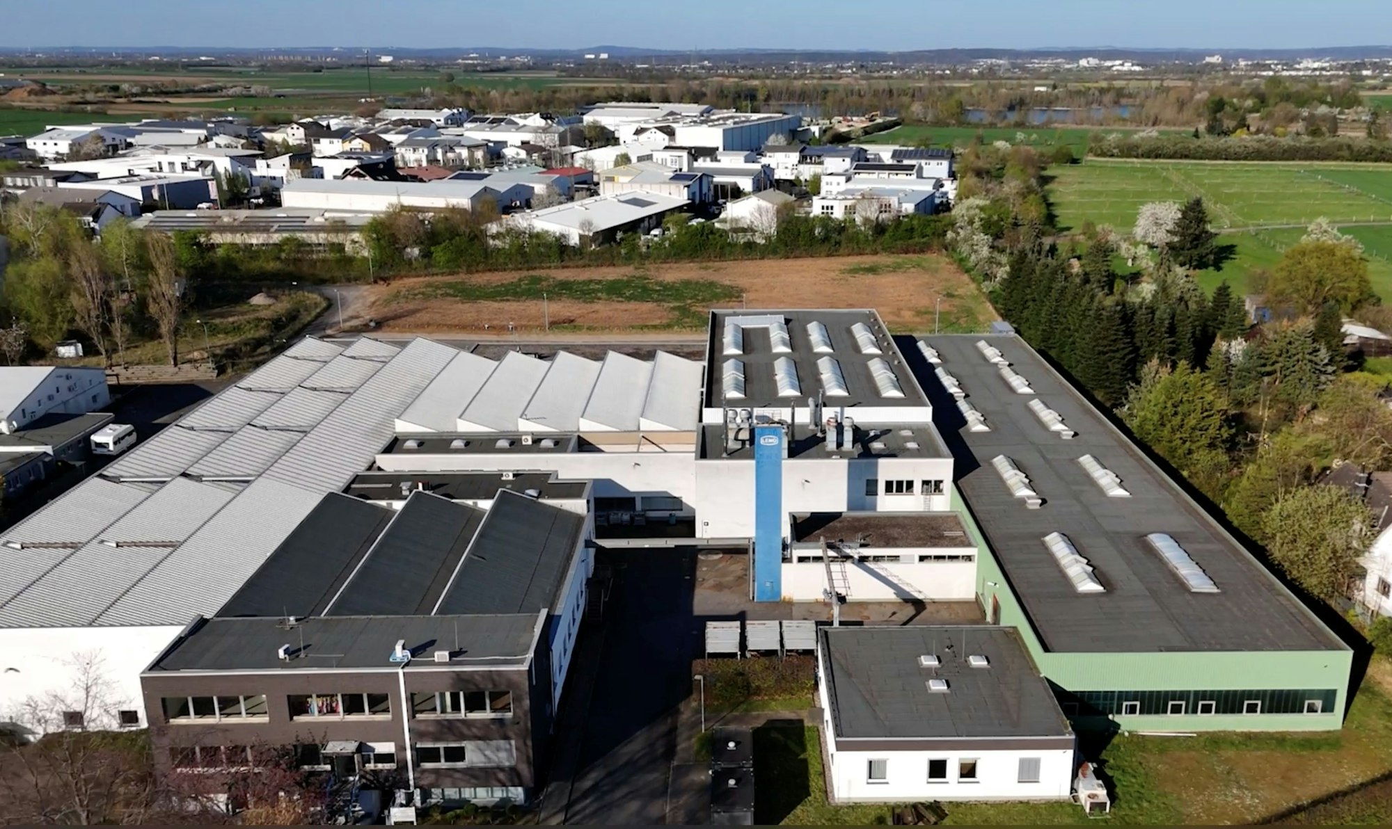 Die Stadtentwicklungsgesellschaft (SEG) Niederkassel hat die ehemaligen Lemo-Hallen in Mondorf übernommen. Die ehemalige Industrieimmobilie soll künftig Platz für Büroflächen und Produktion bietet. Geplant sind aber auch die "Lemo-Kulturhallen" als Eventlocation.