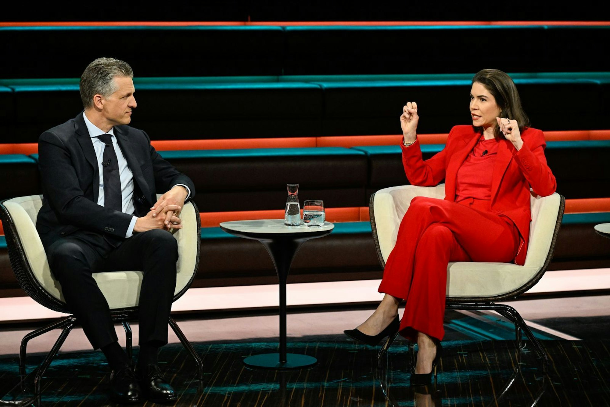 Journalistin Karina Mößbauer warf der neuen Regierung vor, dass man in Sachen Asylpolitik mit „Unbarmherzigkeit“ vorgehe. (Bild: ZDF / Markus Hertrich)