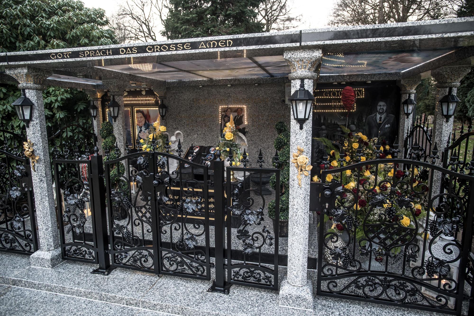 Grab der Fam. Goman (stadtbekannte Großfamilie) Friedhof Reuschenberg. Foto: Ralf Krieger