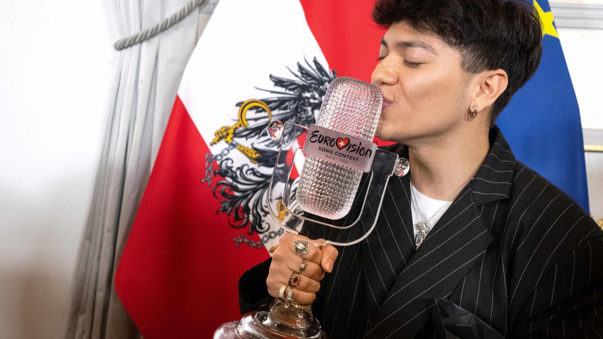 Der österreichische Sänger Johannes Pietsch alias JJ, Gewinner des Eurovision Song Contest 2025, posiert mit seiner Trophäe nach einer Pressekonferenz im Bundeskanzleramt in Wien.