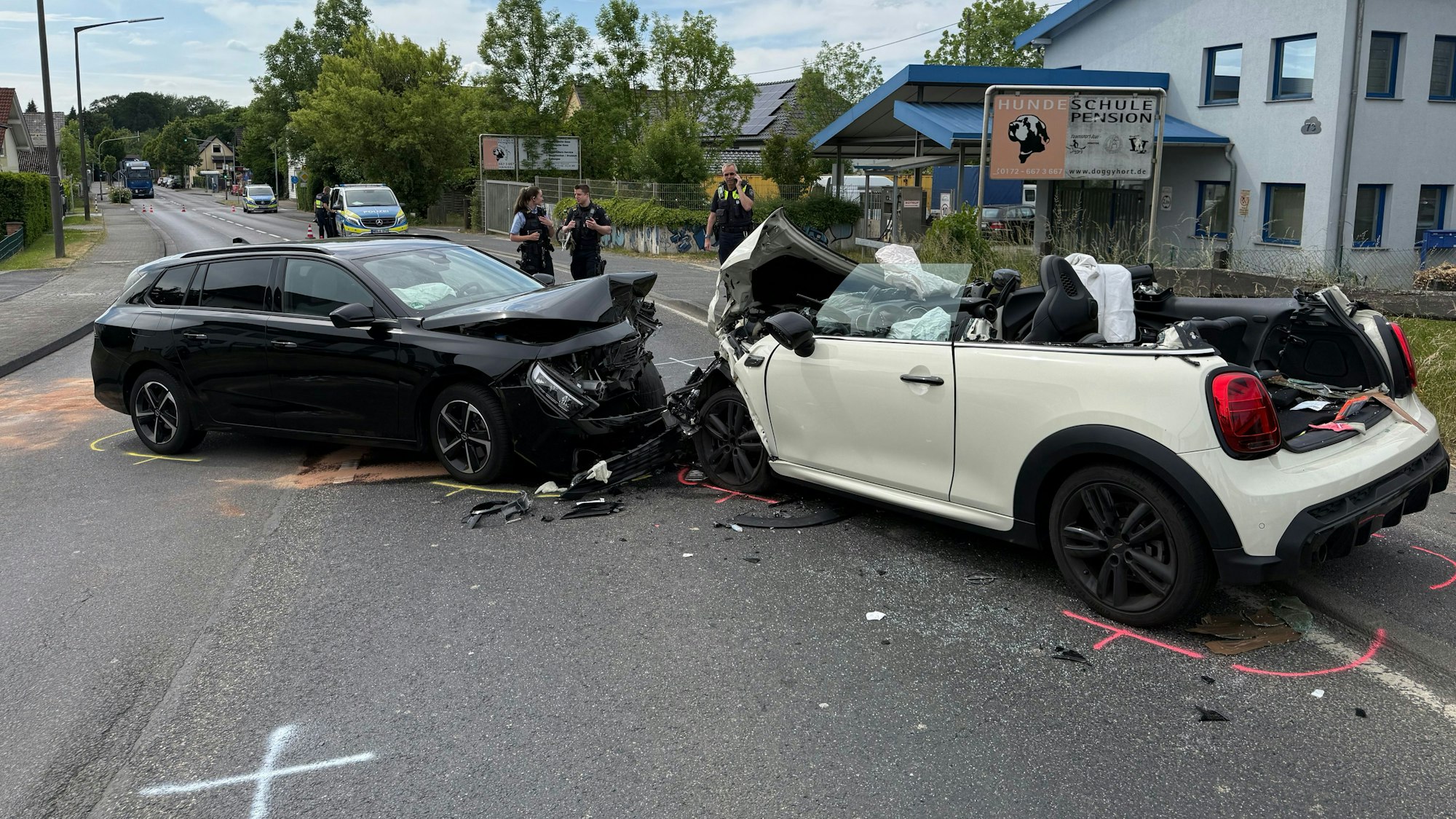 Zwei Fahrzeuge stießen in Uckerath auf der B8 aufeinander.