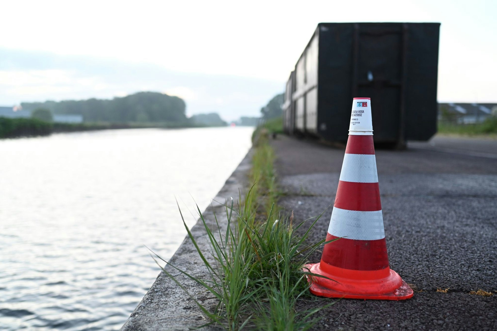 Ein Wasserfleck auf dem Pier markiert den Ort, an dem das Auto nach der Bergung aus dem Kanal abgestellt wurde.