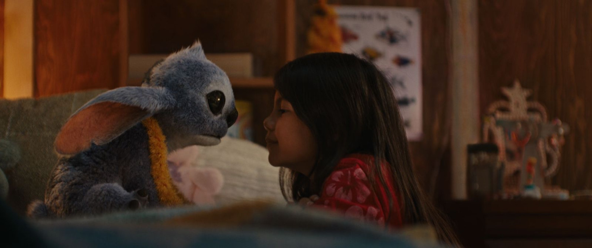 Das kleine Mädchen Lilo (Maia Kealoha) wünscht sich einen Freund - da kommt der Außerirdische Stitch wie gerufen. (Bild: 2025 Disney Enterprises)