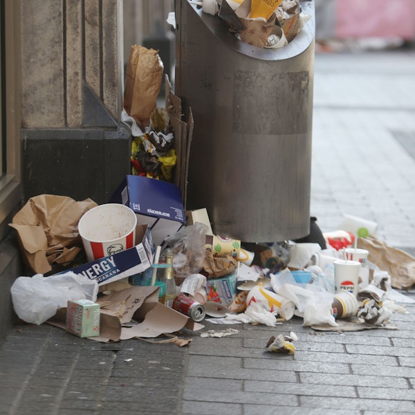 Überfüllte Mülleimer sind in Köln keine Seltenheit.