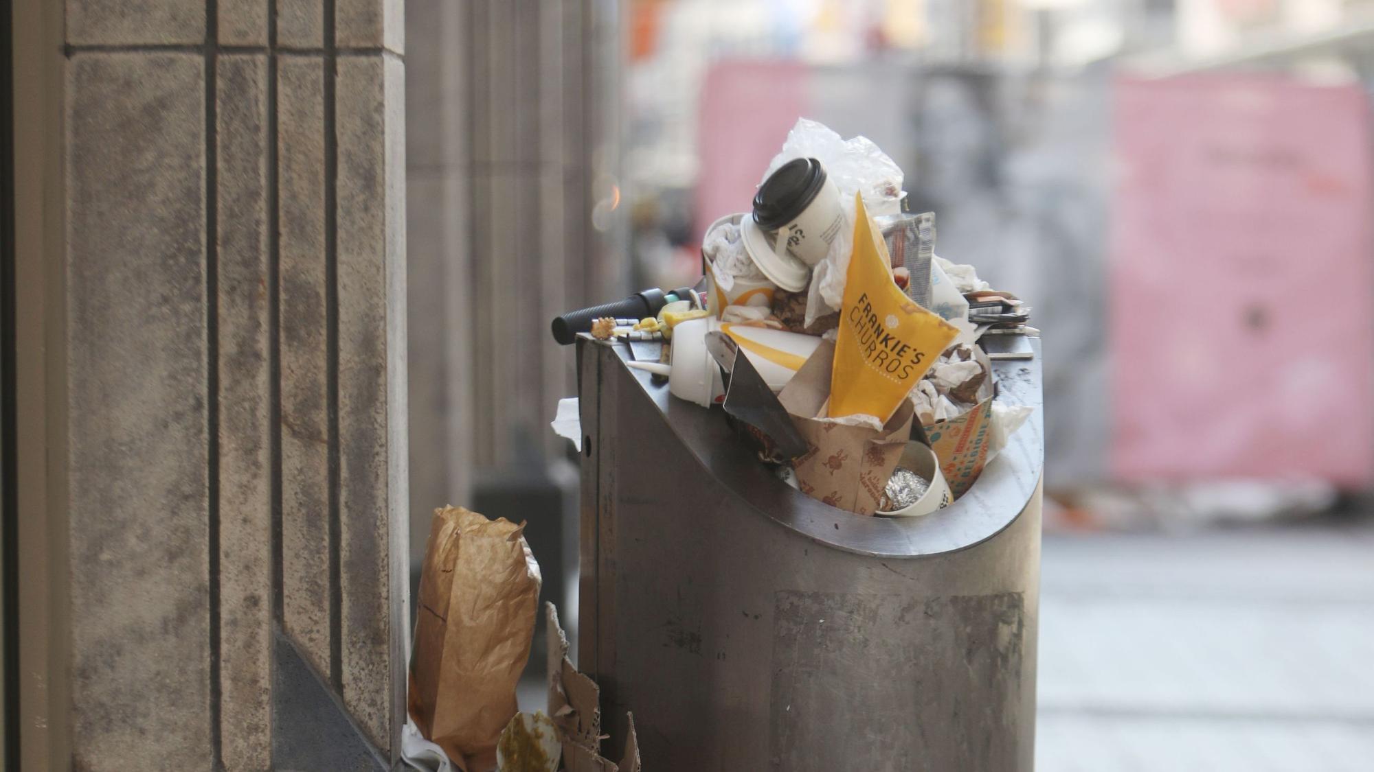 Überfüllte Mülleimer sind in Köln keine Seltenheit.