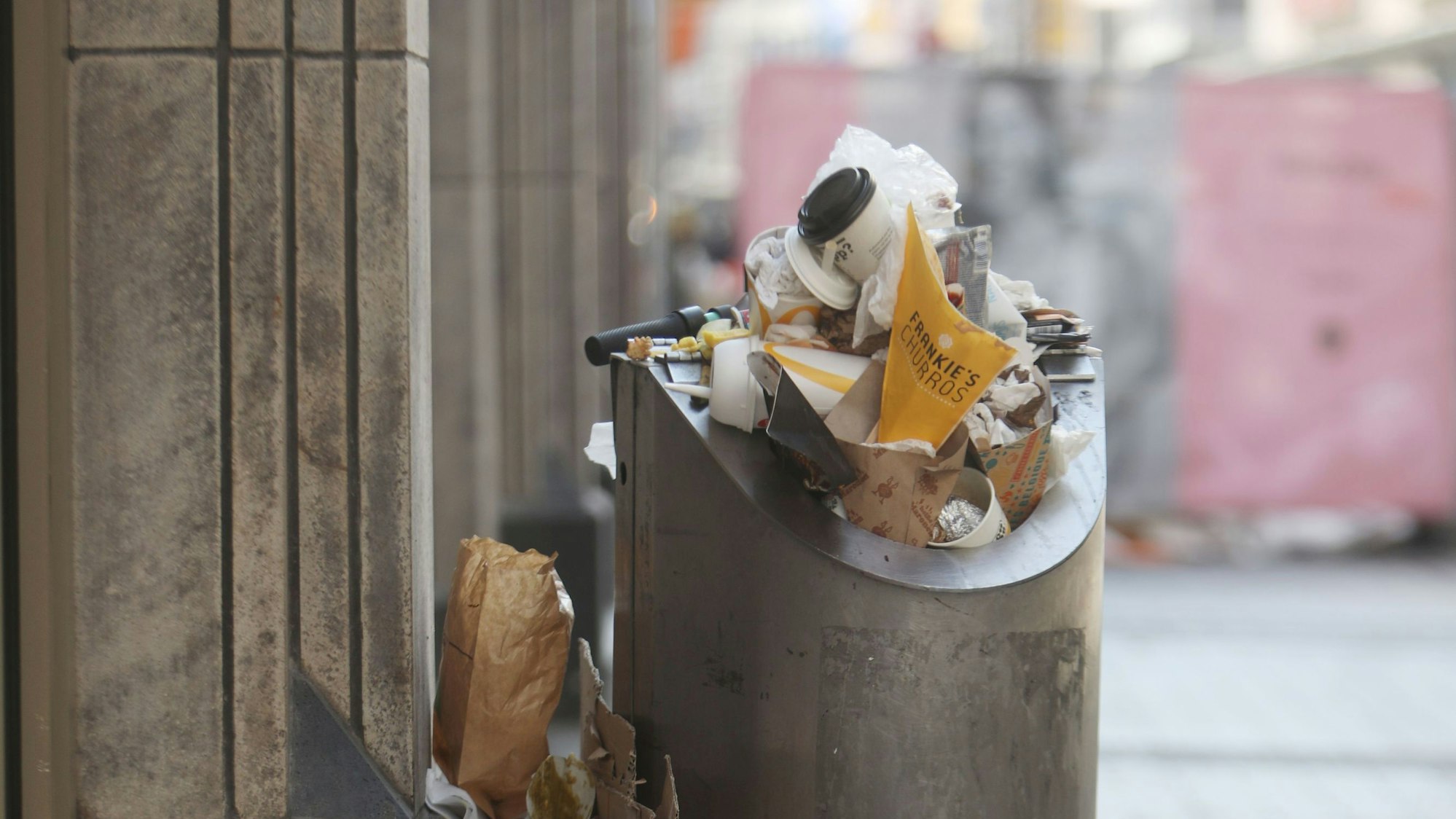 Überfüllte Mülleimer sind in Köln keine Seltenheit.