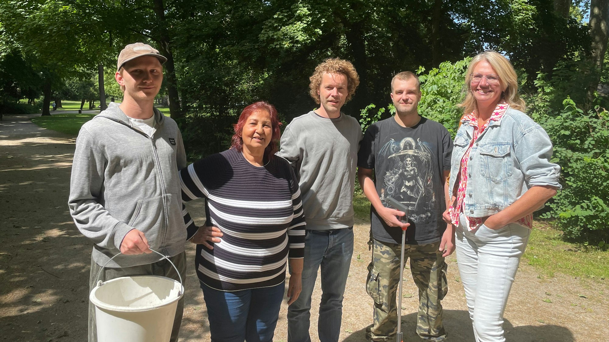 Drei Männer und zwei Frauen stehen im Volksgarten